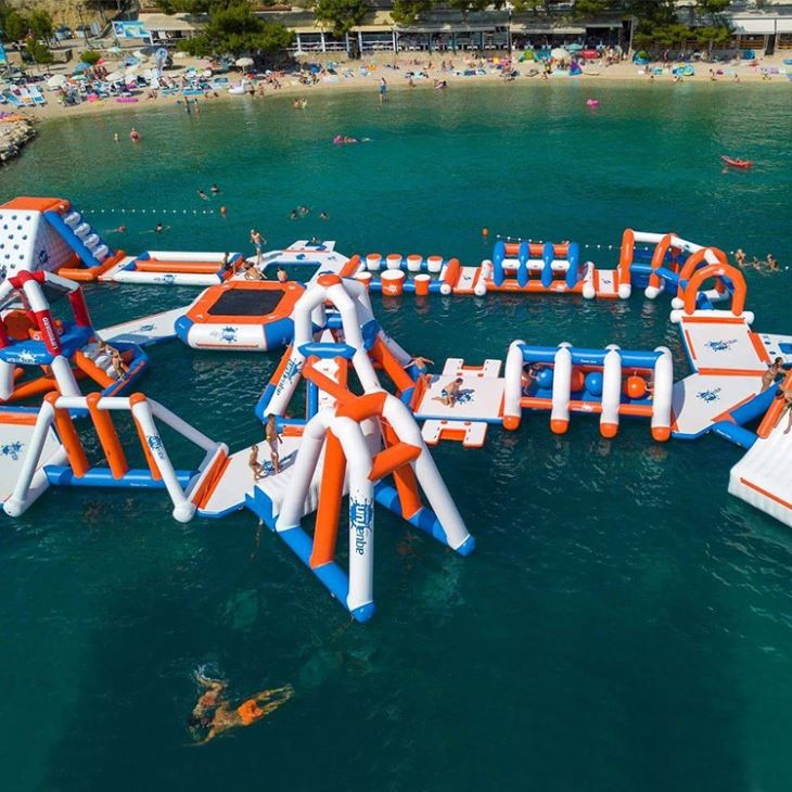 Infaltable water theme floating park